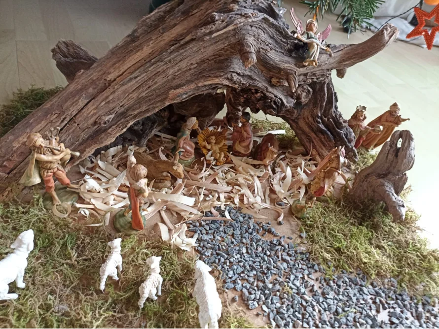 Weihnachtskrippe unter einem Stück Treibholz