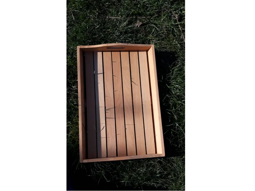 Hölzernes Serviertablett auf Gras