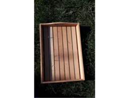 Hölzernes Serviertablett auf Gras