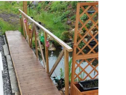 Holzsteg über einen Teich