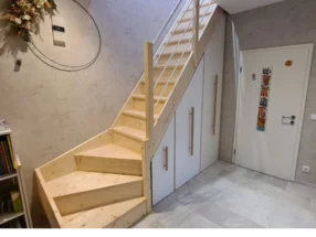 Holztreppe mit integrierten Schränken