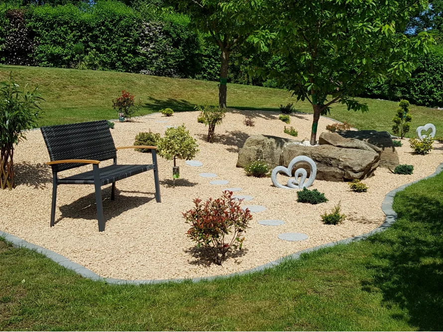 Gemütliche Gartenecke mit Sitzbank