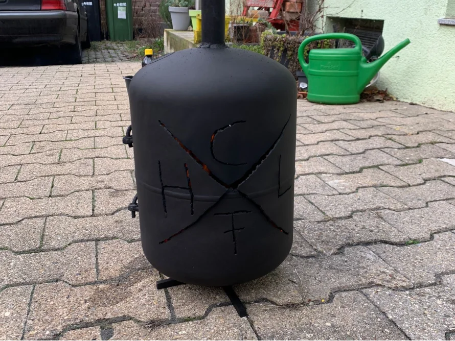 Schwarzer Ofen aus Gasflasche