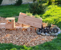 Spielzeuglaster aus Holz mit Blumen