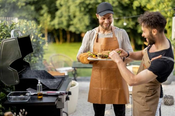 Zwei Personen beim Grillen im Garten