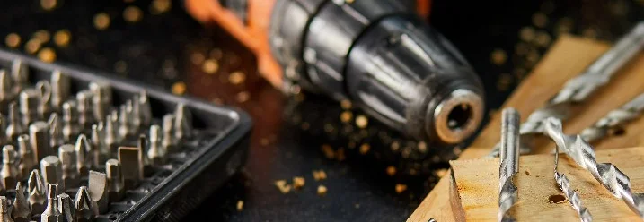 Ein Bohrer mit verschiedenen Aufsätzen