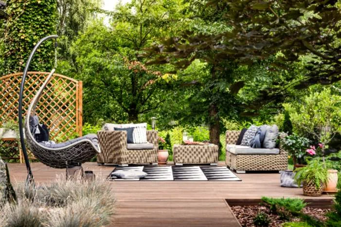 Gemütliche Sitzecke auf einer Holzterrasse im Garten