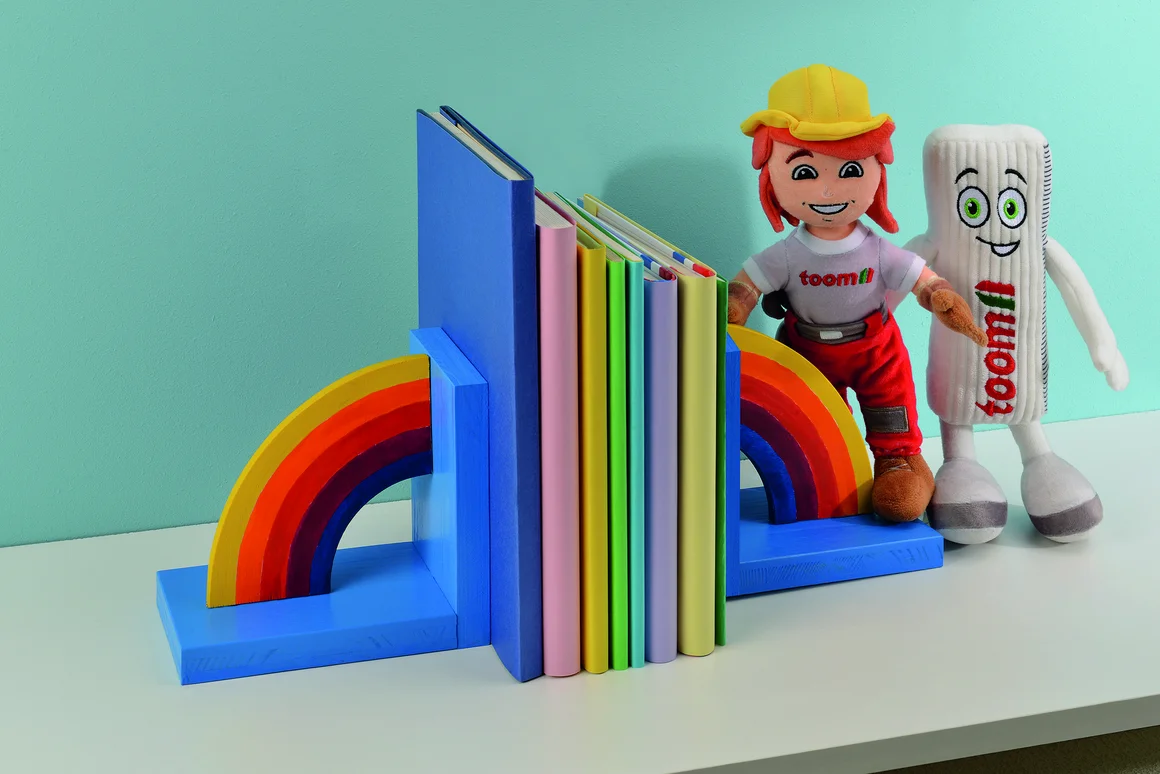 Bunte Bücherstützen in Form eines Regenbogens