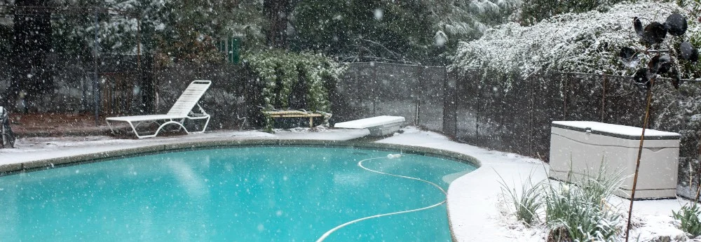 Schwimmbecken im Schnee