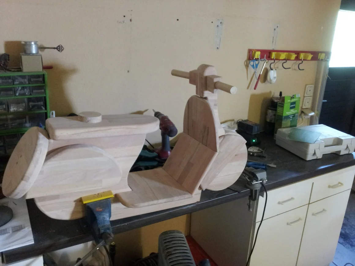 Holzmodell einer Vespa in der Werkstatt