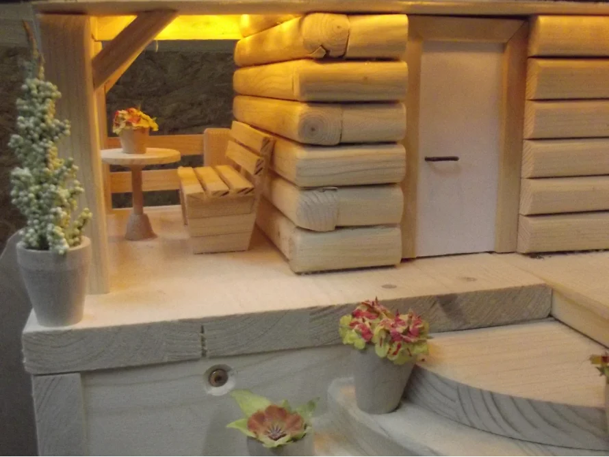 Modell eines Blockbohlenhauses aus Holz