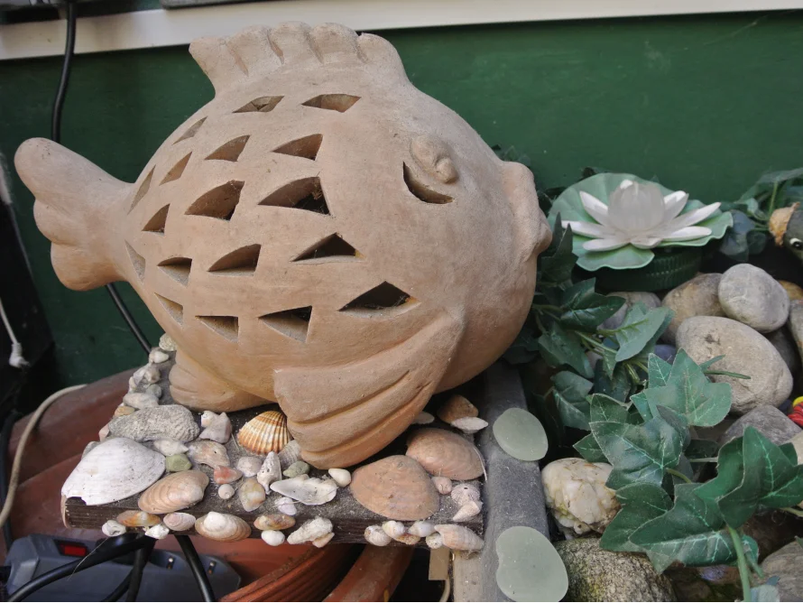 Tonfisch Skulptur mit Muscheln