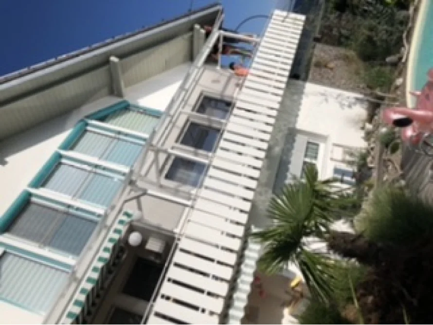 Haus mit Balkon und Pool