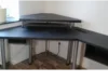 Eckschreibtisch mit Monitorerhöhung