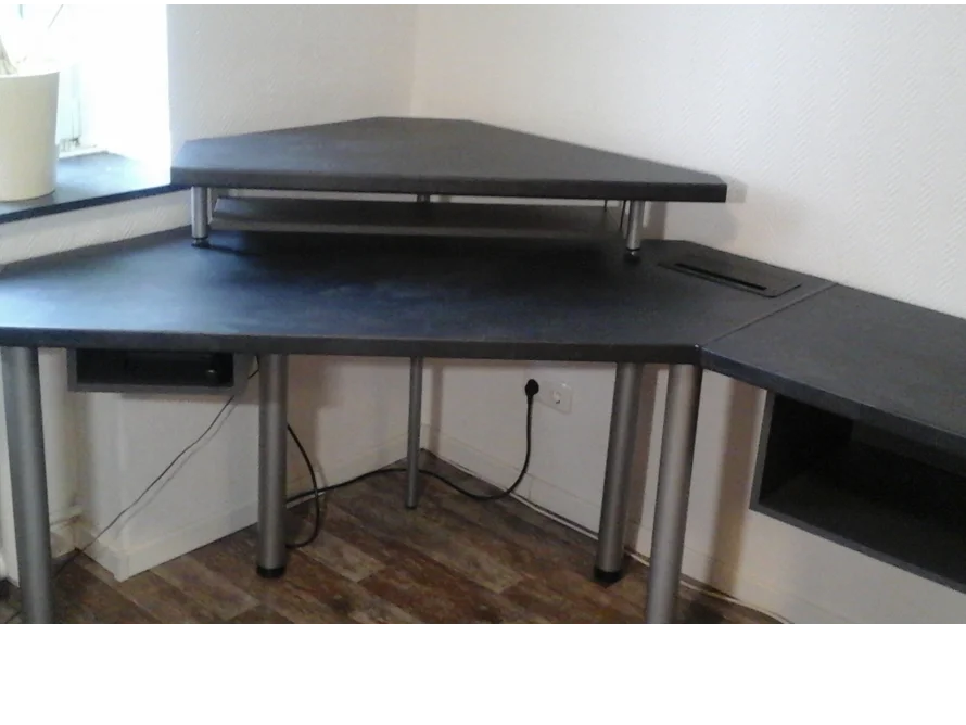 Eckschreibtisch mit Monitorerhöhung