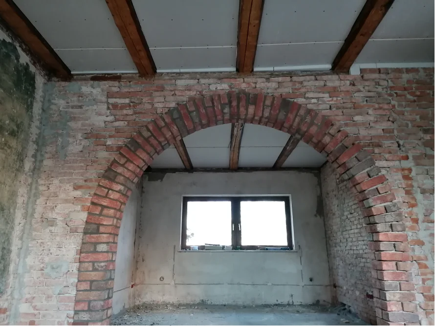 Ziegelbogen in einem Rohbau