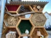 Insektenhotel in Wabenform