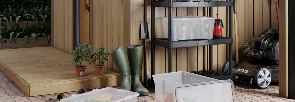 Gartenhaus mit Aufbewahrungsboxen und Gartengeräten