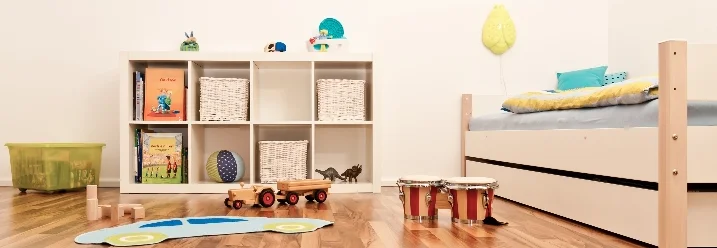 Aufgeräumtes Kinderzimmer mit Spielzeug