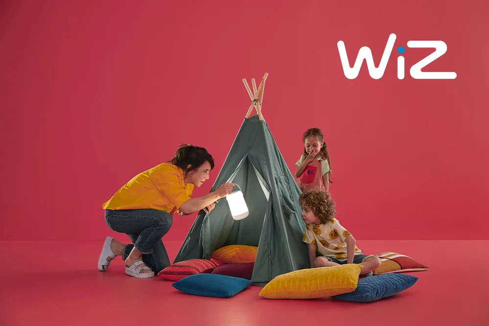 Drei Personen in und vor einem Spielzelt