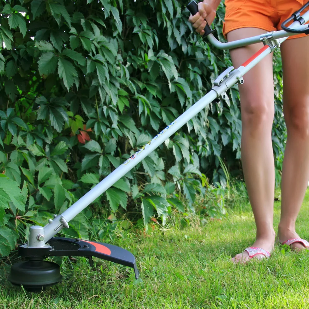 Person trimmt Rasen mit Freischneider