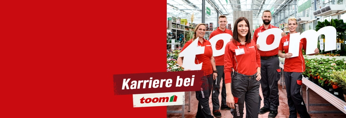 Karriere bei toom. 5 Mitarbeiter:innen in roten Shirts und grauen Hosen halten die Buchstaben t o o m hoch.