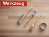 Zwei Pinsel, Bürste und Klebeband