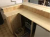 Ecke einer Bar aus hellem Holz