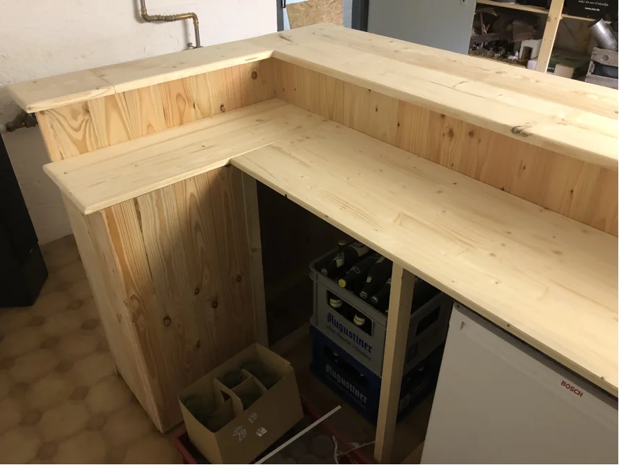Ecke einer Bar aus hellem Holz