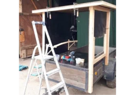 Bau eines Holzrahmens auf einem Anhänger