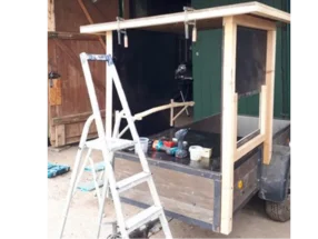 Bau eines Holzrahmens auf einem Anhänger