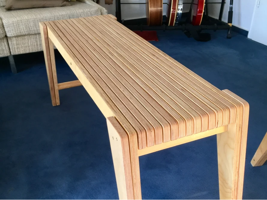 Holzbank mit Lamellenmuster