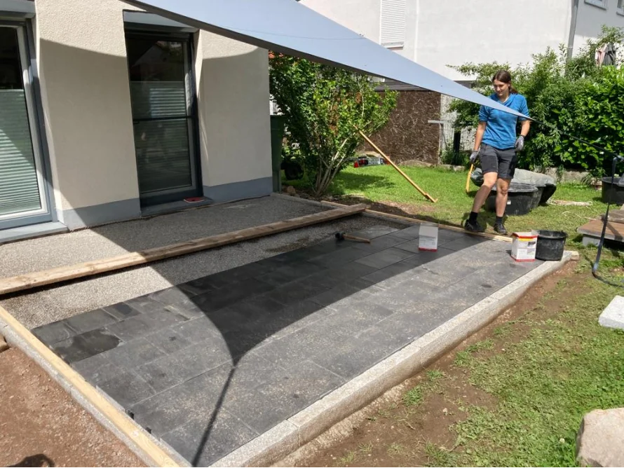 Person beim Bau einer Terrasse