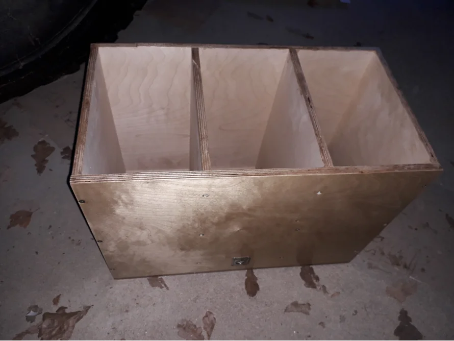 Holzkiste mit drei Fächern