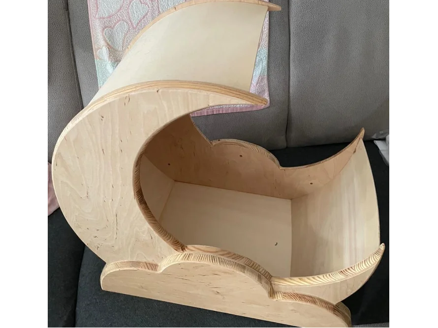 Wiege aus Holz in Form eines Mondes