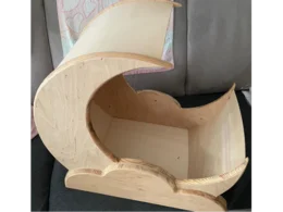 Wiege aus Holz in Form eines Mondes