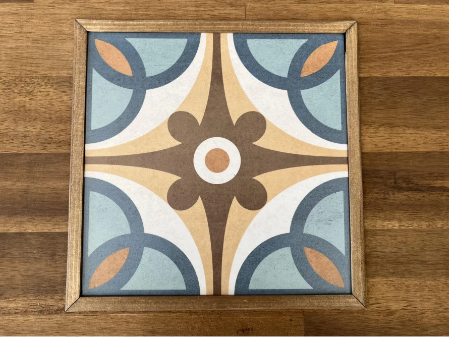 Quadratische Fliese mit buntem Muster