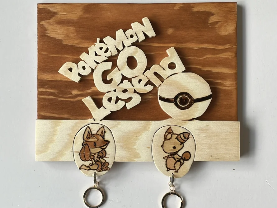 Hölzerner Schlüsselanhänger mit Fabelwesen