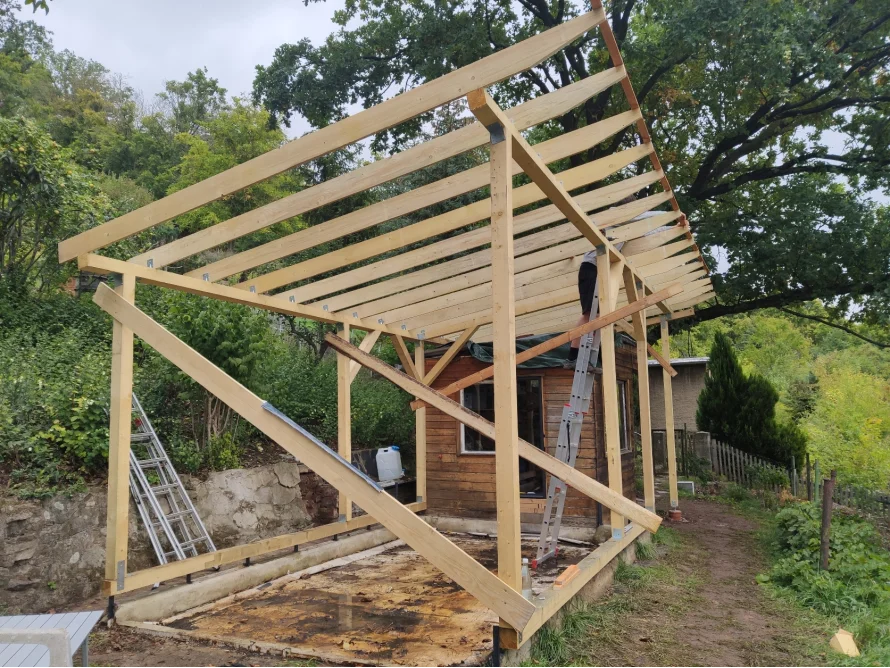 Holzgerüst mit Leiter