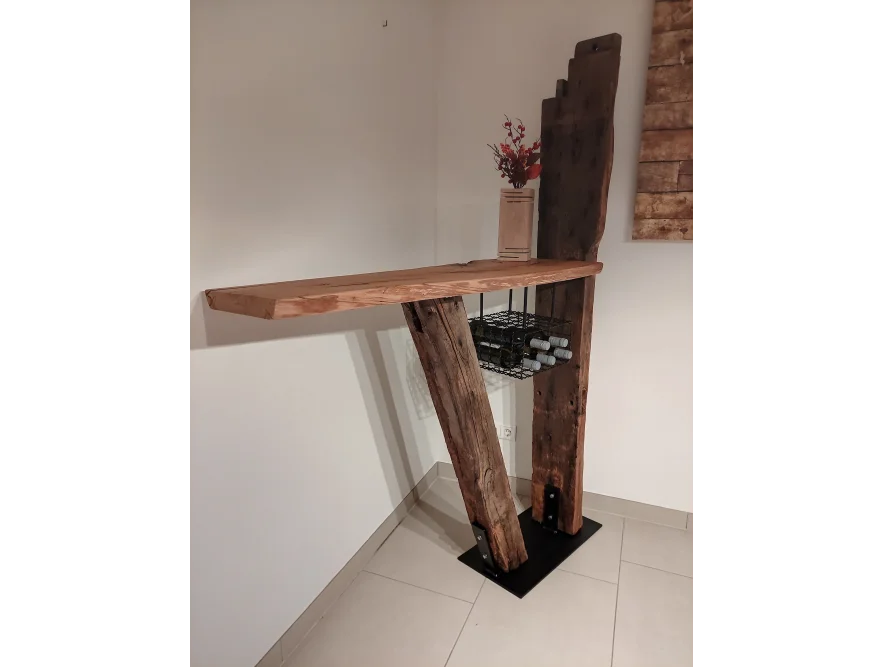 Rustikaler Holztisch mit Weinflaschenhalter