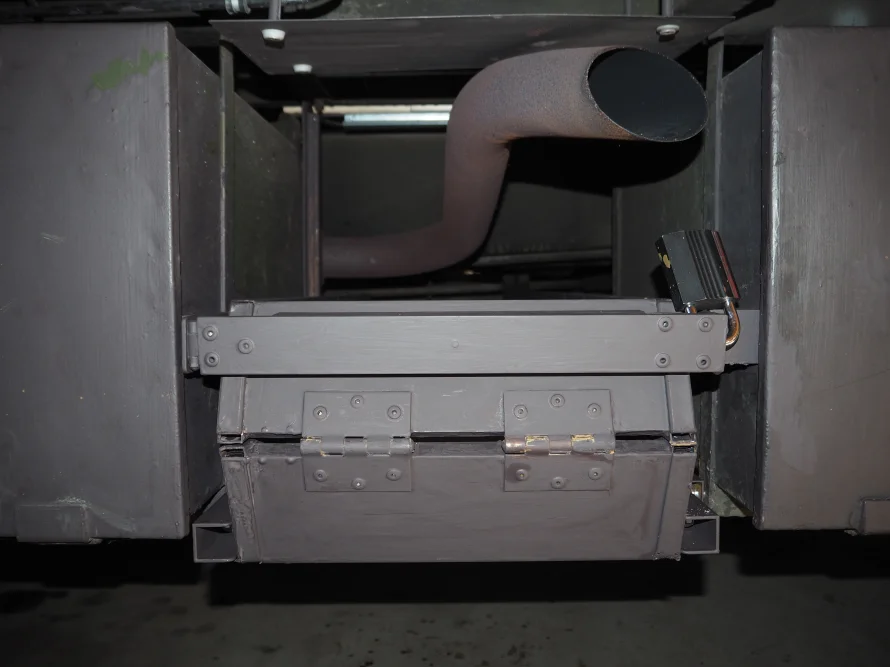 Verschlossener Metallkasten unter einem Fahrzeug