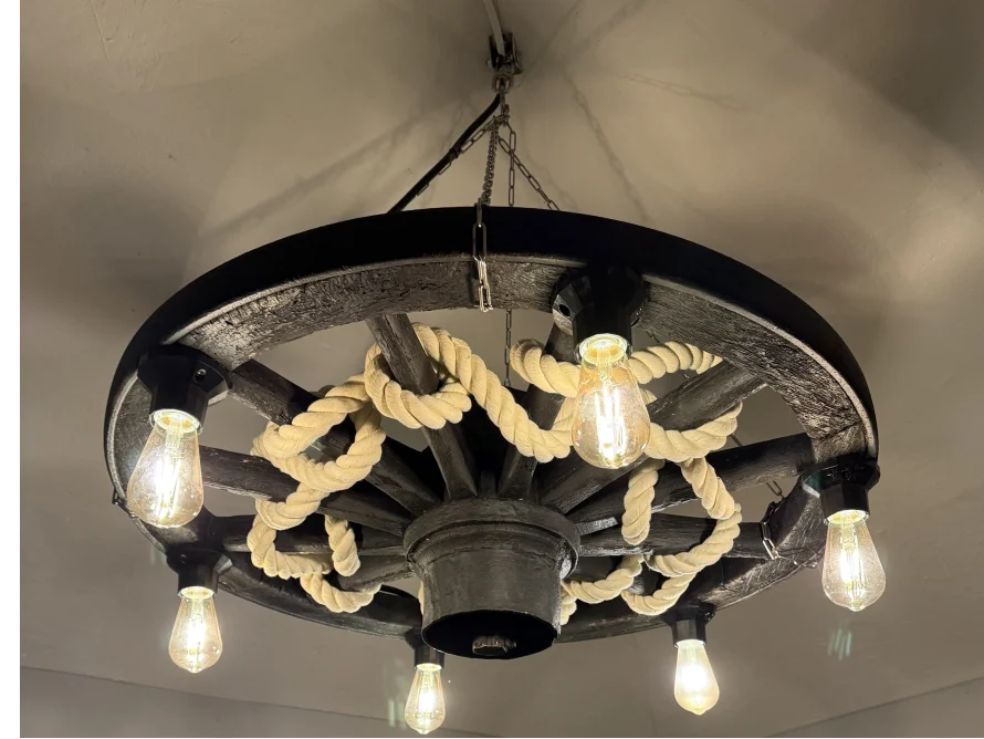 Rustikaler Kronleuchter aus Wagenrad