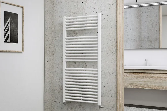 Weißer Handtuchheizkörper an Betonwand