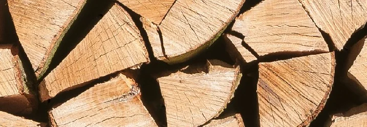 Stapel gehacktes Brennholz