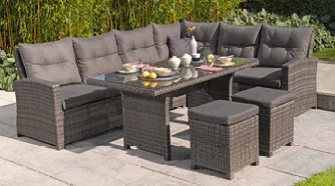 Gartenmöbel-Set aus Polyrattan mit Tisch, Eckbank und Hockern.