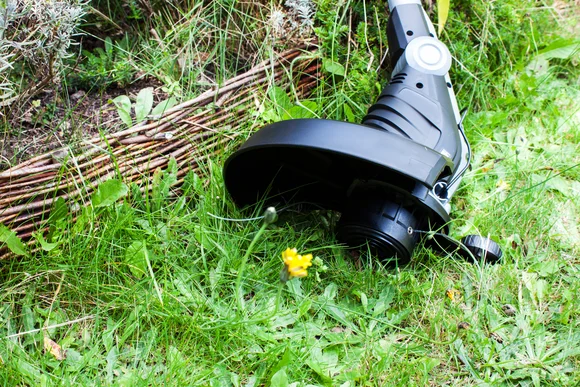 Rasentrimmer im Gras