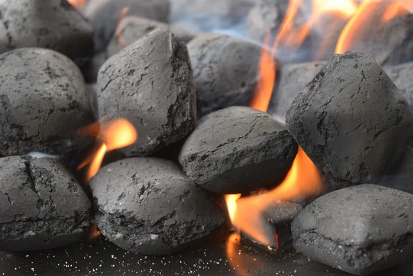 Glühende Grillkohle mit Flammen