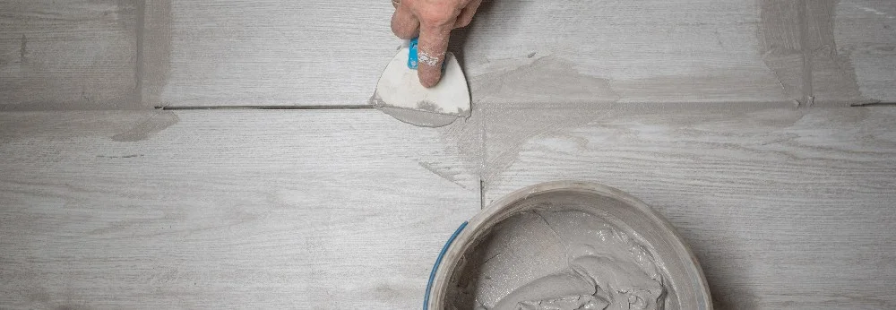 Hand verfugen Fliesen mit Kelle