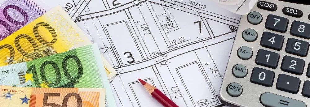 Bauplan, Geldscheine und Taschenrechner