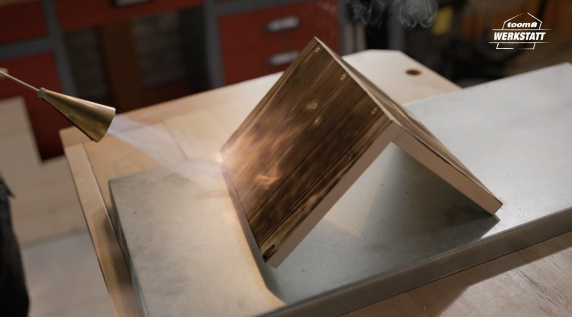 Holz mit einem Gasbrenner bearbeiten